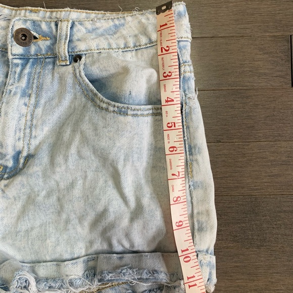 Bullhead Light Blue Acid Was Mom Jean Short Women’s 7 - Picture 3 of 5